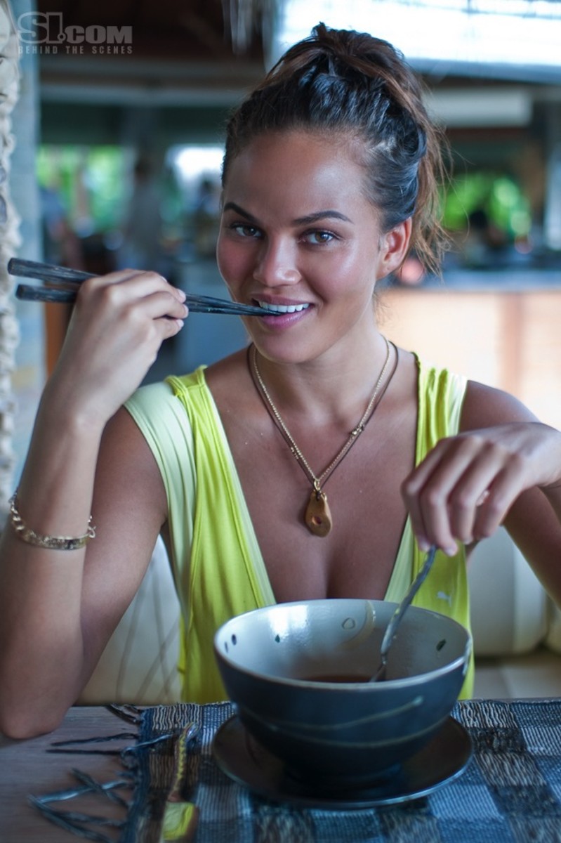 10_christine-teigen_behind_06.jpg
